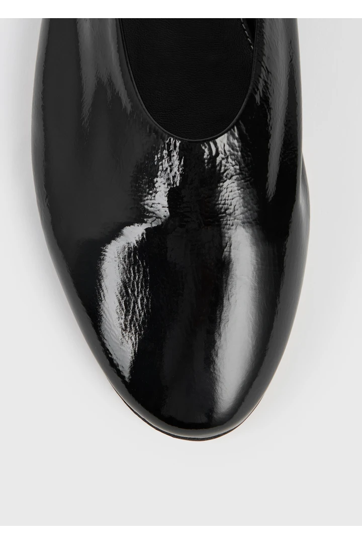 TOTEME 슬립 나플락 발레리나 플랫 블랙의 블랙컬러 4번쨰 이미지입니다.