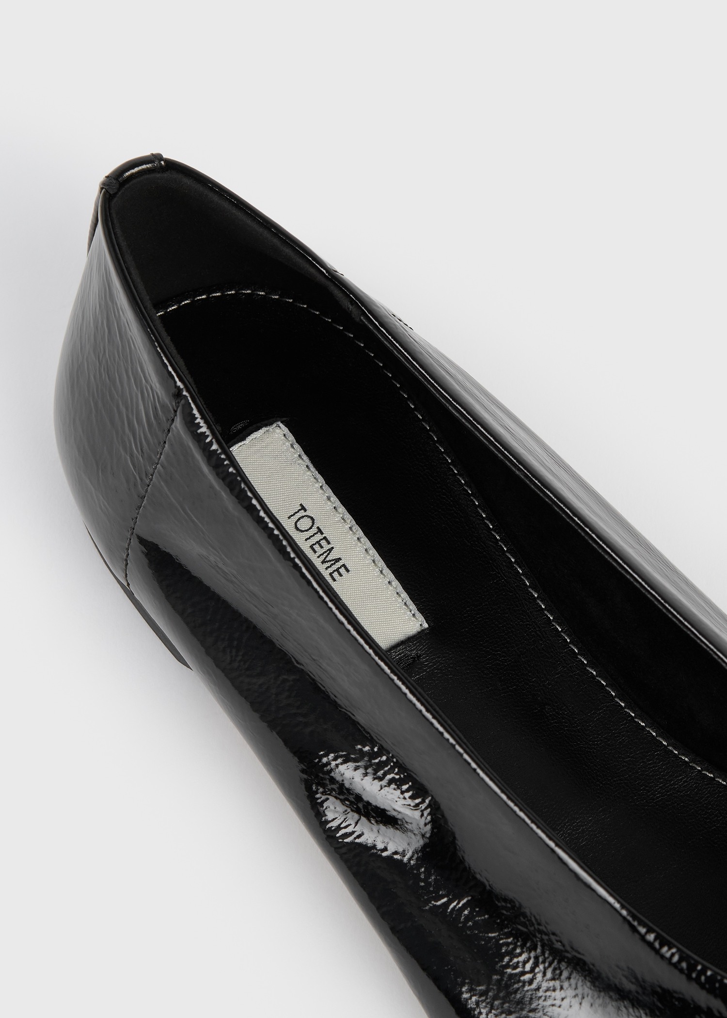 TOTEME 슬립 나플락 발레리나 플랫 블랙의 블랙컬러 5번쨰 이미지입니다.