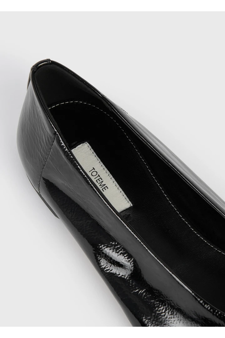 TOTEME 슬립 나플락 발레리나 플랫 블랙의 블랙컬러 5번쨰 이미지입니다.