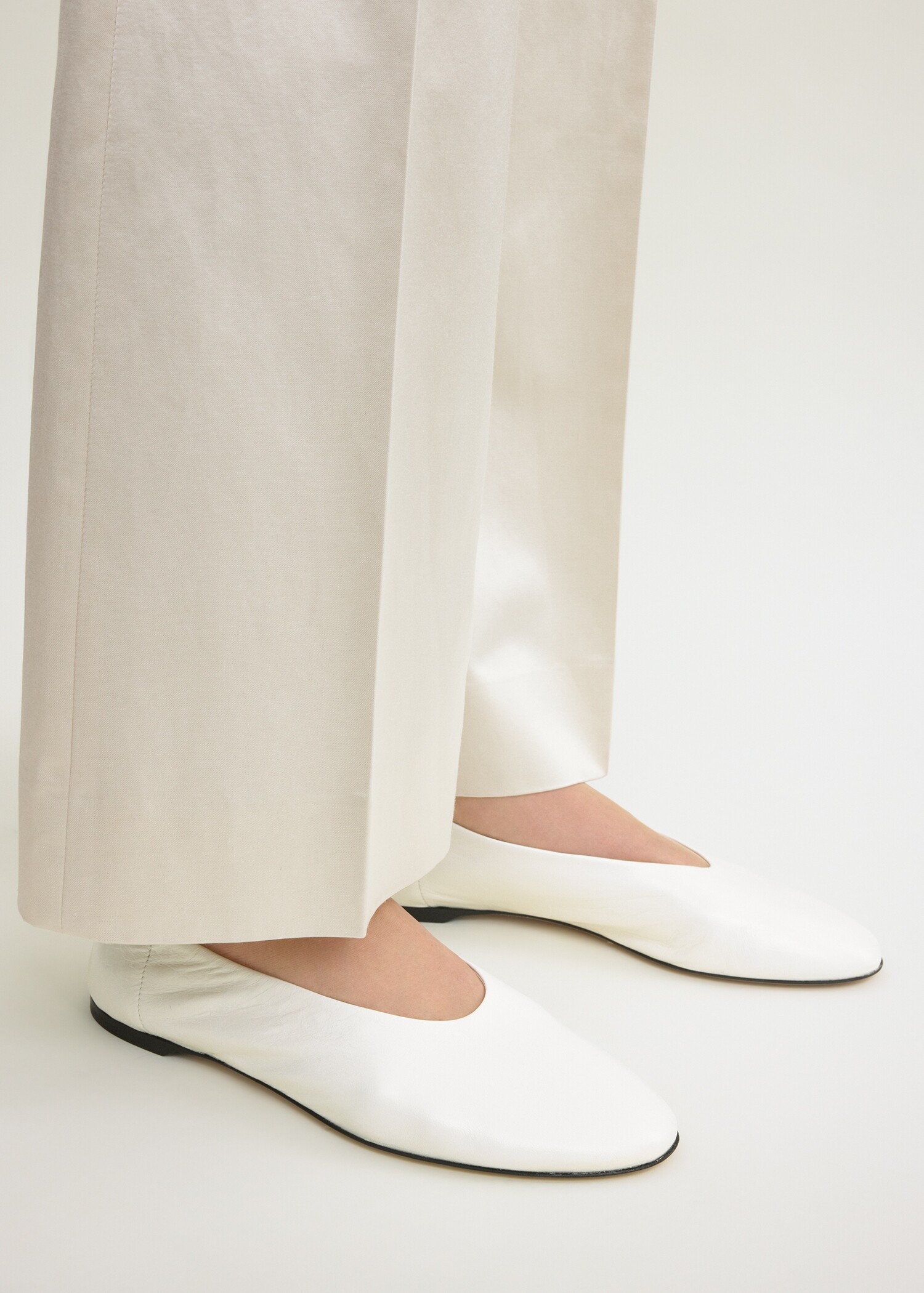 TOTEME 슬립 나플락 발레리나 플랫 오프 화이트의 오프 화이트컬러 1번쨰 이미지입니다.