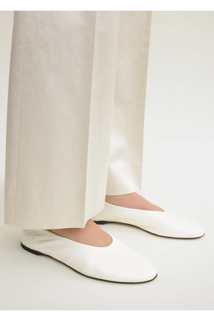 TOTEME 슬립 나플락 발레리나 플랫 오프 화이트의 오프 화이트컬러 1번쨰 이미지입니다.