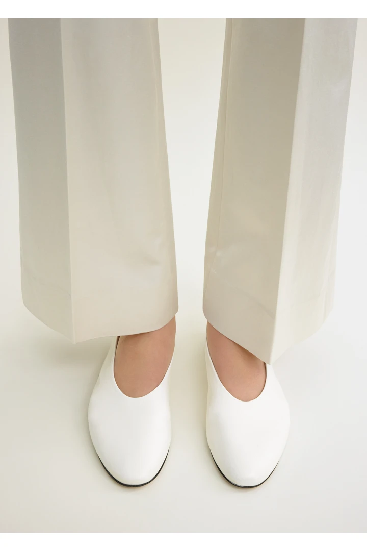 TOTEME 슬립 나플락 발레리나 플랫 오프 화이트의 오프 화이트컬러 2번쨰 이미지입니다.