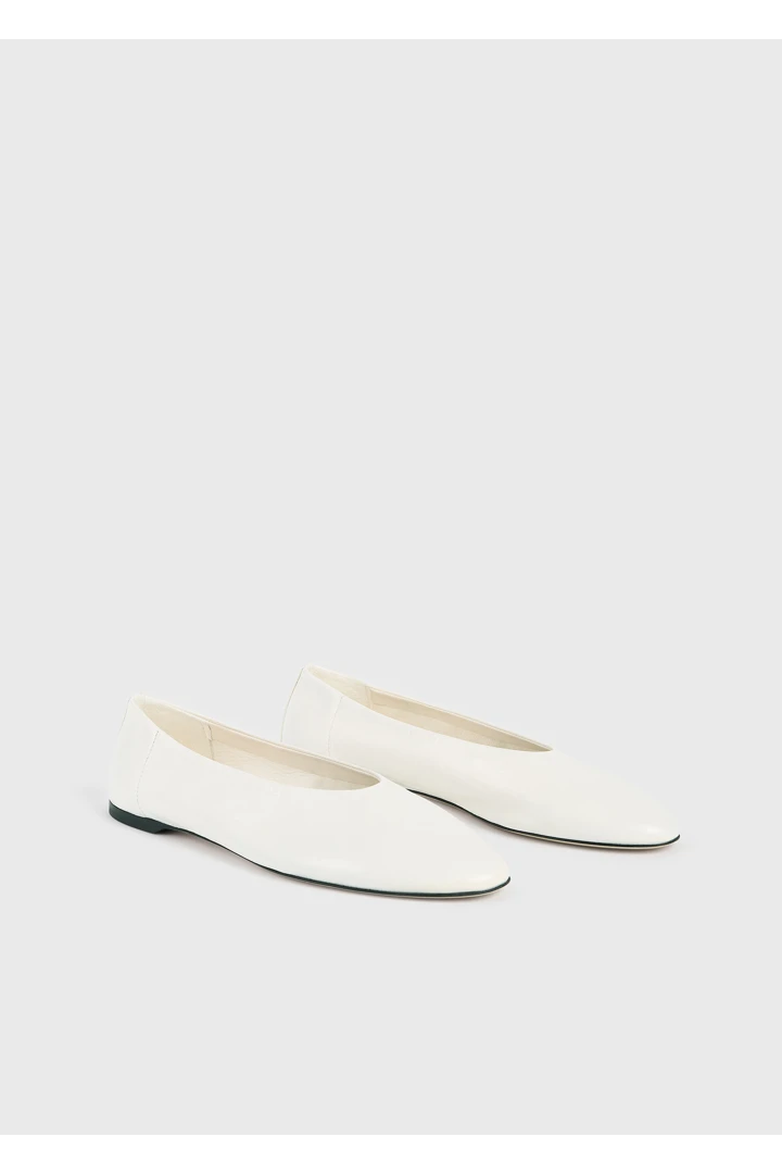 TOTEME 슬립 나플락 발레리나 플랫 오프 화이트의 오프 화이트컬러 3번쨰 이미지입니다.