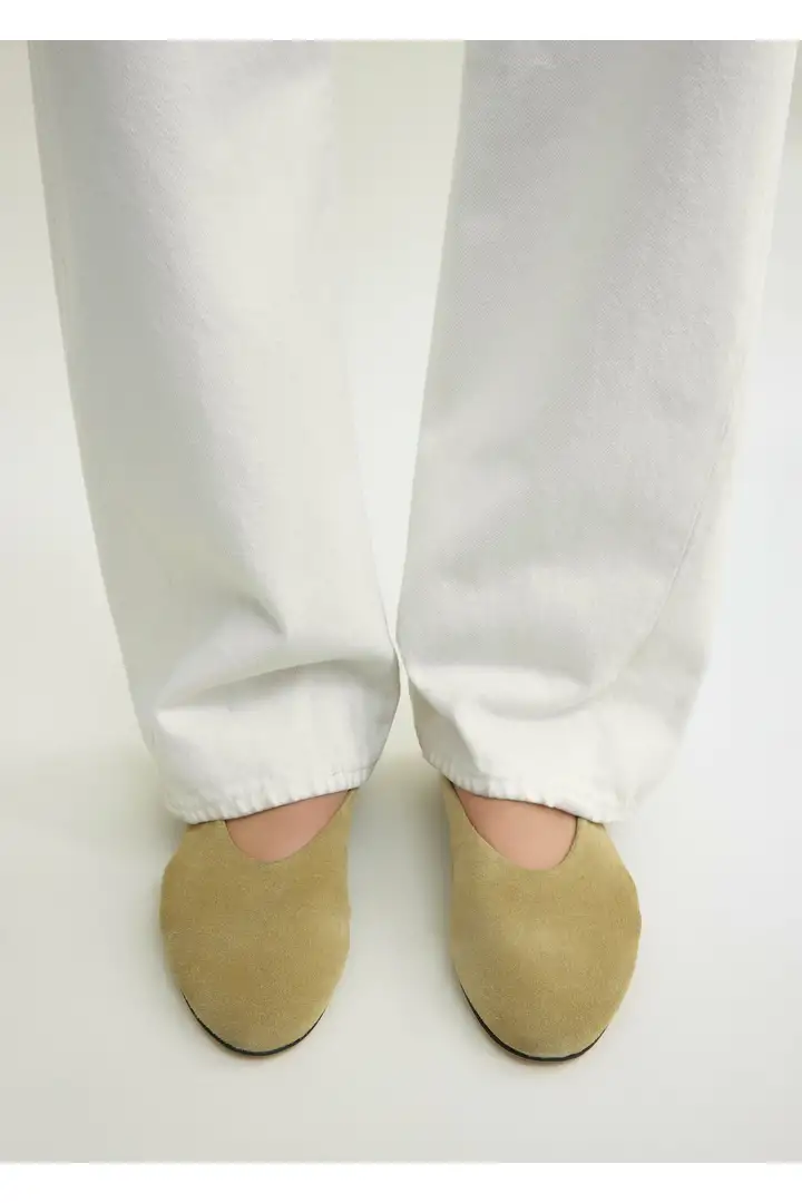 TOTEME 슬립 스웨이드 발레리나 플랫 캐슈의 캐슈컬러 1번쨰 이미지입니다.