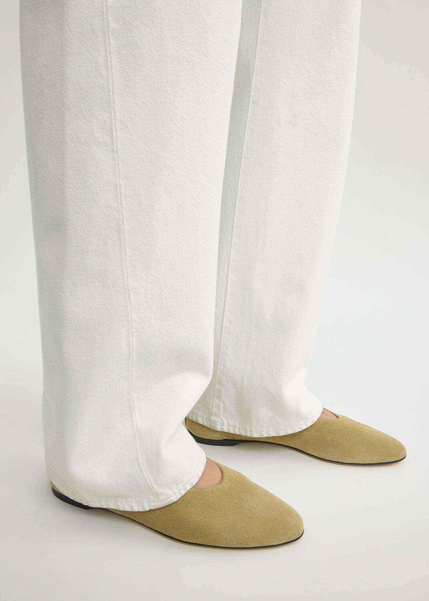 TOTEME 슬립 스웨이드 발레리나 플랫 캐슈의 캐슈컬러 2번쨰 이미지입니다.