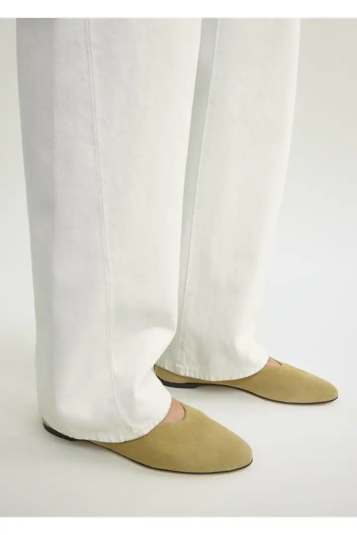 TOTEME 슬립 스웨이드 발레리나 플랫 캐슈의 캐슈컬러 2번쨰 이미지입니다.