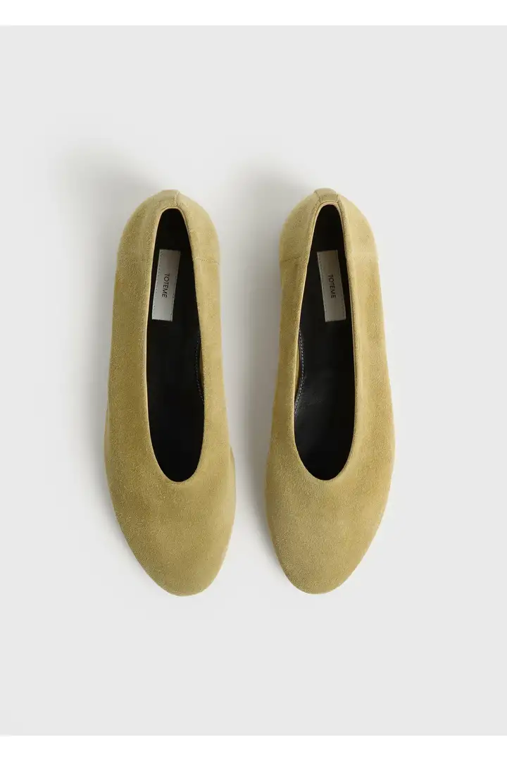 TOTEME 슬립 스웨이드 발레리나 플랫 캐슈의 캐슈컬러 4번쨰 이미지입니다.