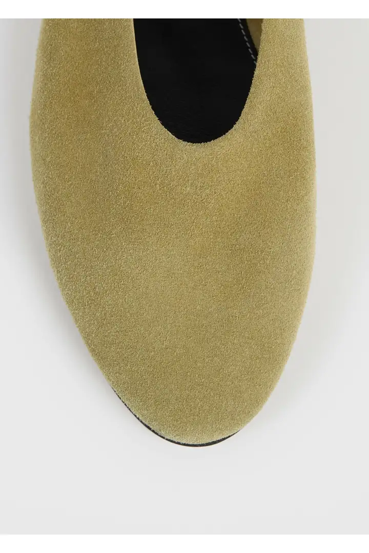 TOTEME 슬립 스웨이드 발레리나 플랫 캐슈의 캐슈컬러 3번쨰 이미지입니다.