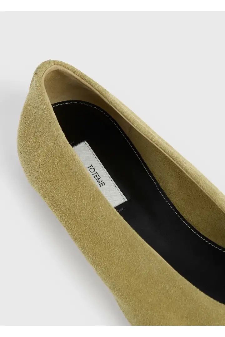 TOTEME 슬립 스웨이드 발레리나 플랫 캐슈의 캐슈컬러 6번쨰 이미지입니다.