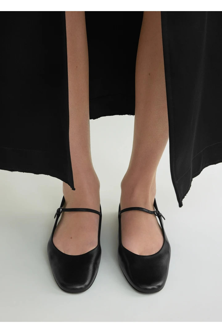 TOTEME 슬링백 나파 메리 제인스 블랙의 블랙컬러 1번쨰 이미지입니다.