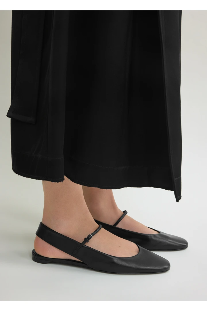 TOTEME 슬링백 나파 메리 제인스 블랙의 블랙컬러 2번쨰 이미지입니다.