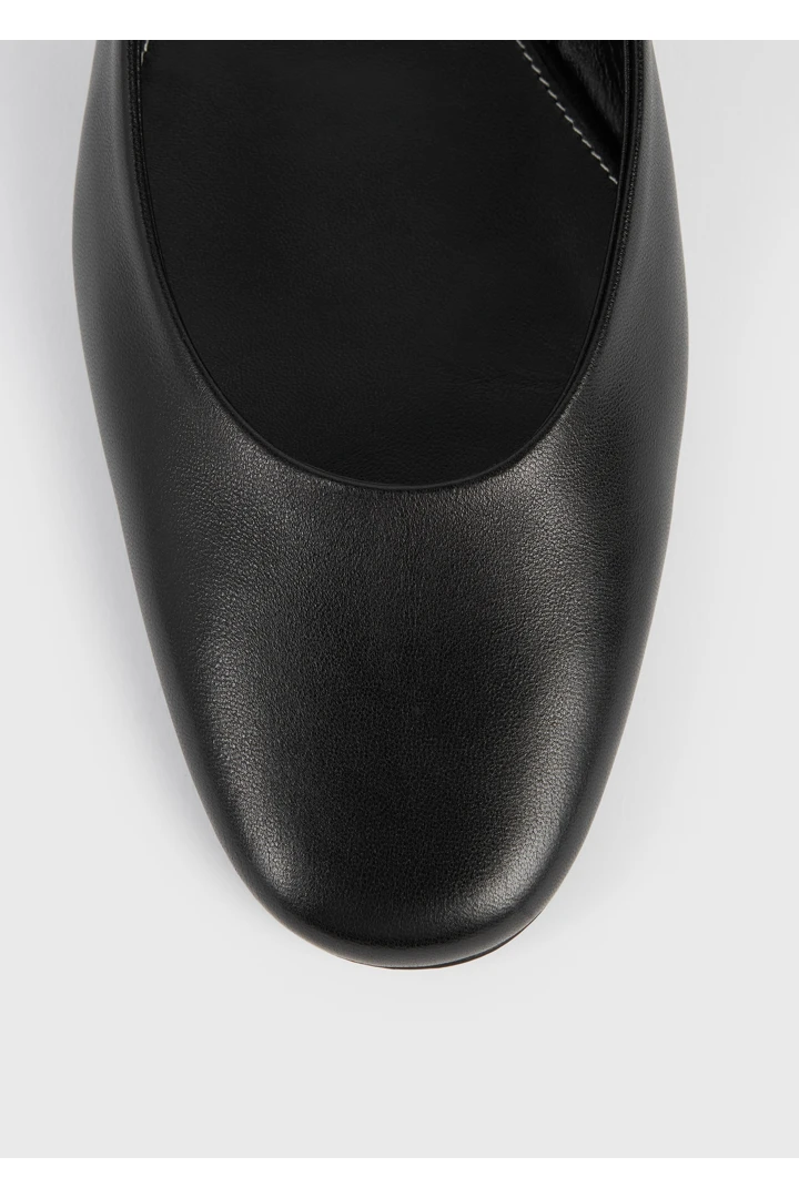 TOTEME 슬링백 나파 메리 제인스 블랙의 블랙컬러 4번쨰 이미지입니다.