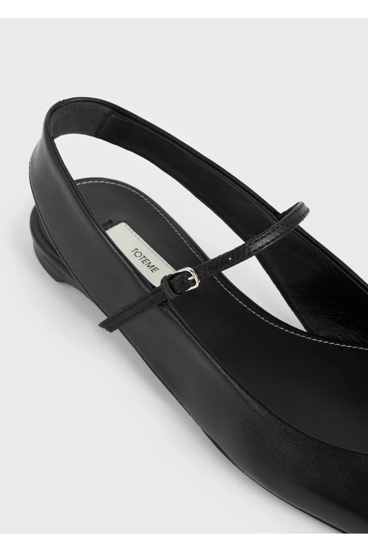 TOTEME 슬링백 나파 메리 제인스 블랙의 블랙컬러 5번쨰 이미지입니다.