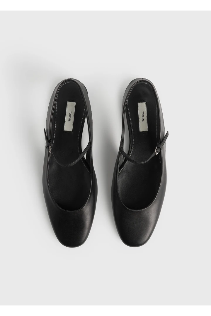 TOTEME 슬링백 나파 메리 제인스 블랙의 블랙컬러 6번쨰 이미지입니다.