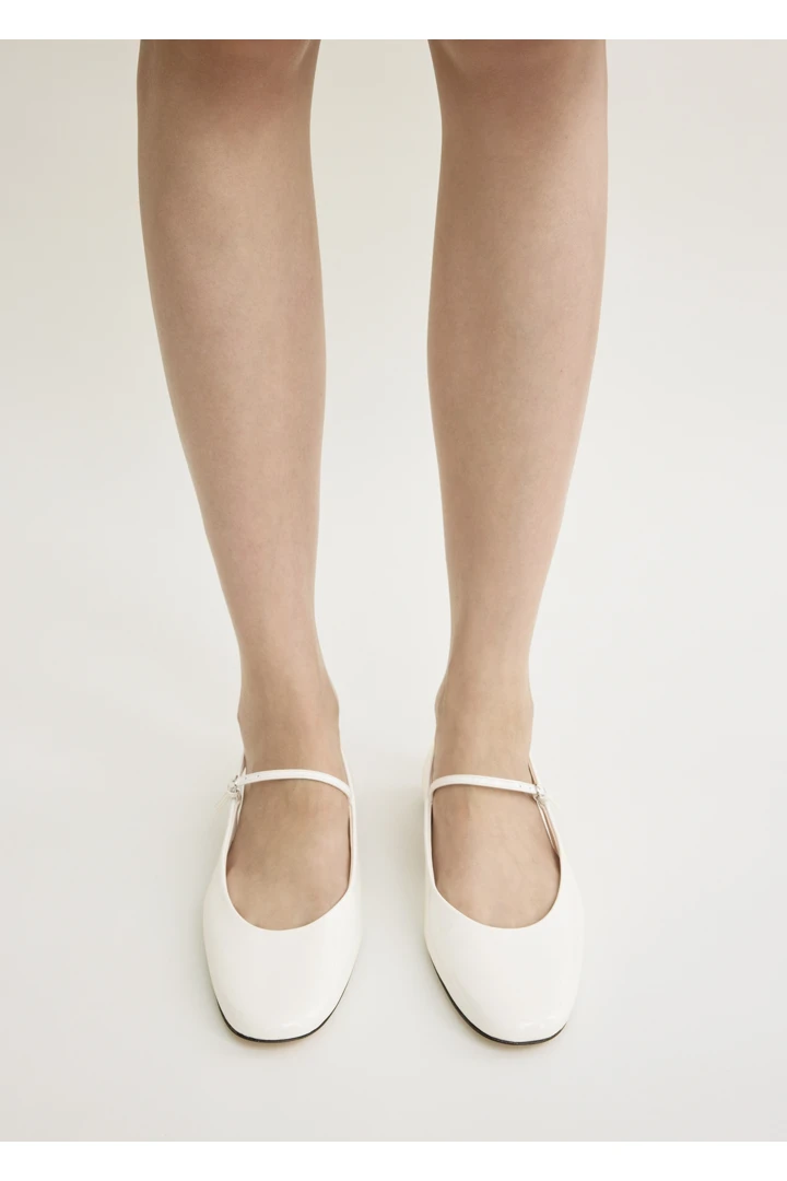 TOTEME 슬링백 페이턴트 메리 제인스 오프 화이트의 오프 화이트컬러 1번쨰 이미지입니다.