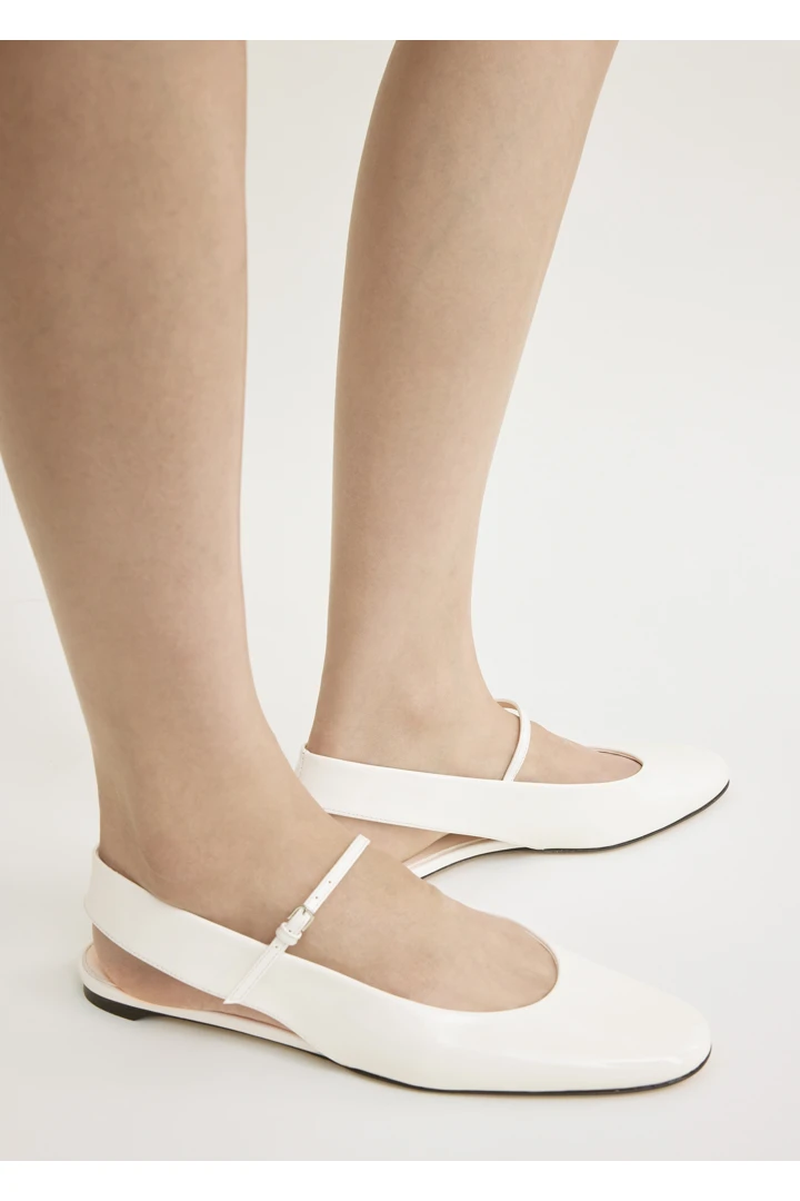 TOTEME 슬링백 페이턴트 메리 제인스 오프 화이트의 오프 화이트컬러 2번쨰 이미지입니다.
