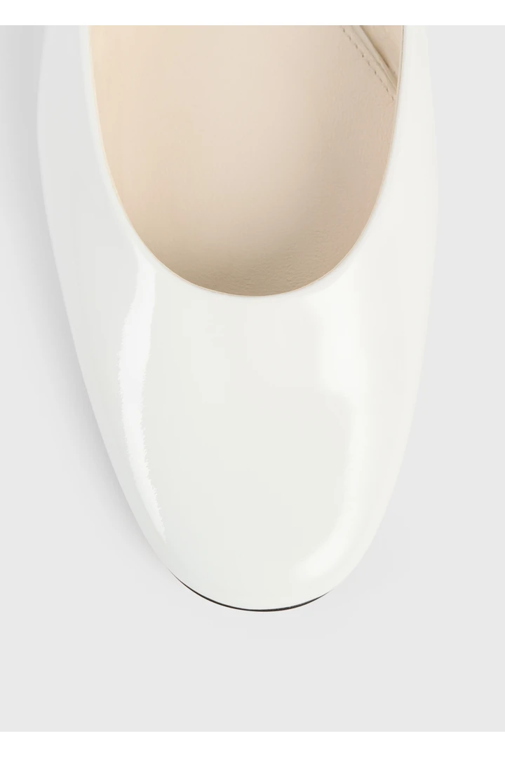 TOTEME 슬링백 페이턴트 메리 제인스 오프 화이트의 오프 화이트컬러 4번쨰 이미지입니다.