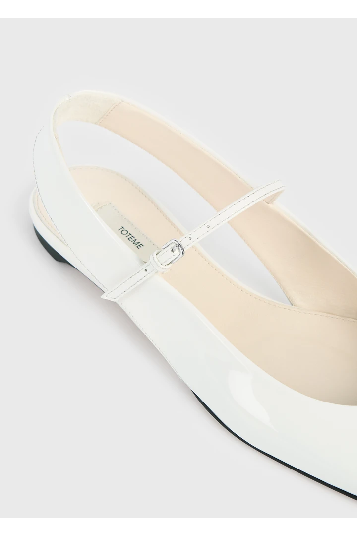 TOTEME 슬링백 페이턴트 메리 제인스 오프 화이트의 오프 화이트컬러 5번쨰 이미지입니다.