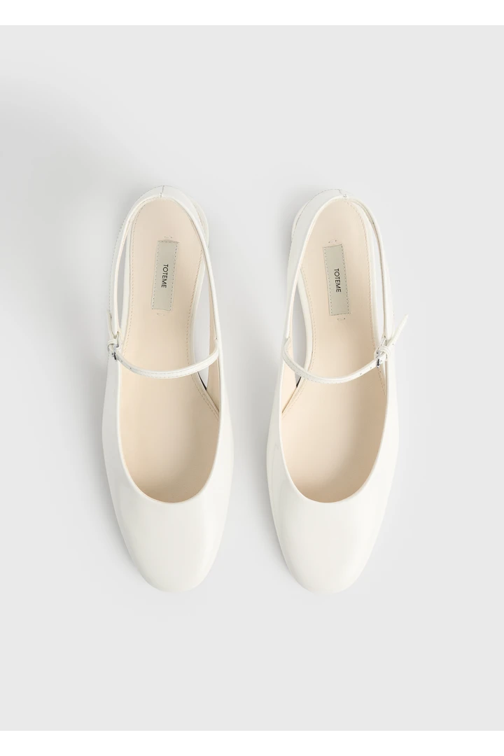 TOTEME 슬링백 페이턴트 메리 제인스 오프 화이트의 오프 화이트컬러 6번쨰 이미지입니다.