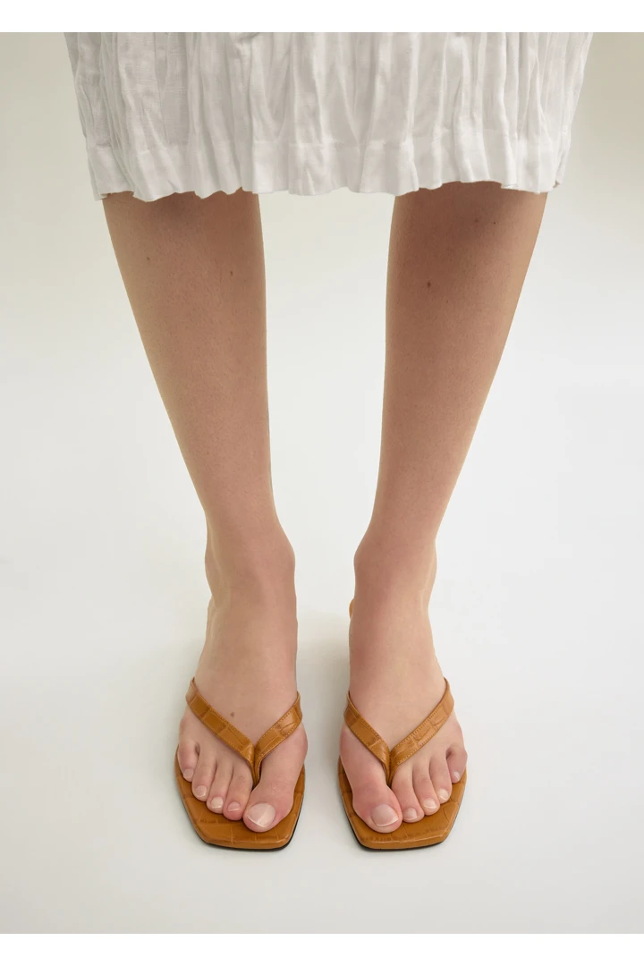 TOTEME 크로커 엠보스드 힐드 플립 플랍 탠저린의 탠저린컬러 1번쨰 이미지입니다.