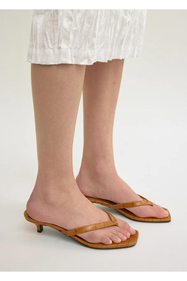 TOTEME 크로커 엠보스드 힐드 플립 플랍 탠저린의 탠저린컬러 2번쨰 이미지입니다.