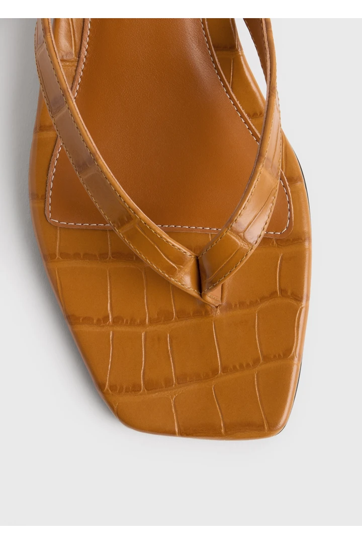 TOTEME 크로커 엠보스드 힐드 플립 플랍 탠저린의 탠저린컬러 4번쨰 이미지입니다.