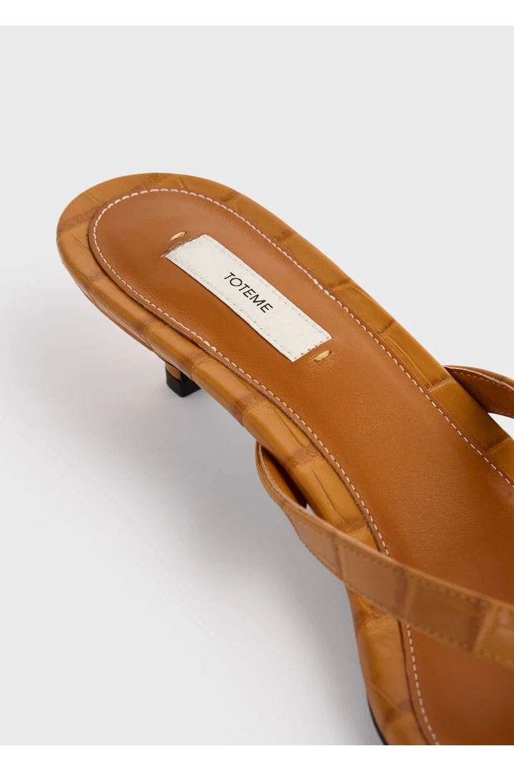 TOTEME 크로커 엠보스드 힐드 플립 플랍 탠저린의 탠저린컬러 5번쨰 이미지입니다.