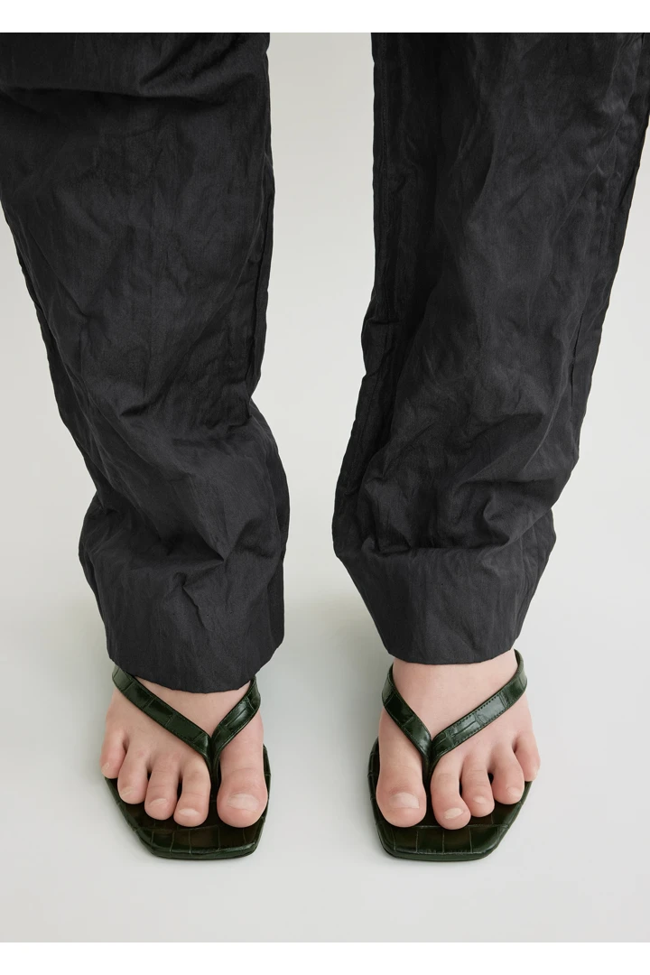 TOTEME 크로커 엠보스드 힐드 플립 플랍 다크 그린의 다크 그린컬러 1번쨰 이미지입니다.