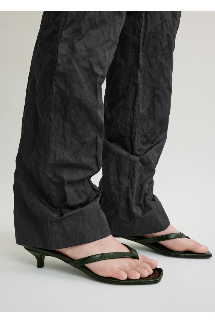 TOTEME 크로커 엠보스드 힐드 플립 플랍 다크 그린의 다크 그린컬러 2번쨰 이미지입니다.