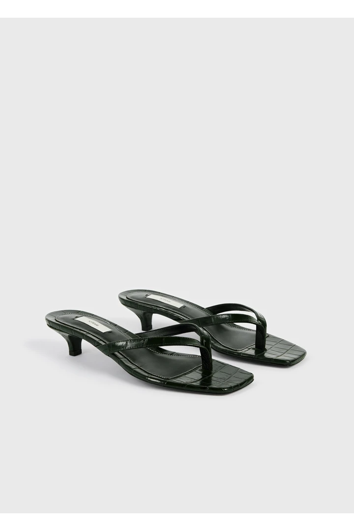 TOTEME 크로커 엠보스드 힐드 플립 플랍 다크 그린의 다크 그린컬러 3번쨰 이미지입니다.