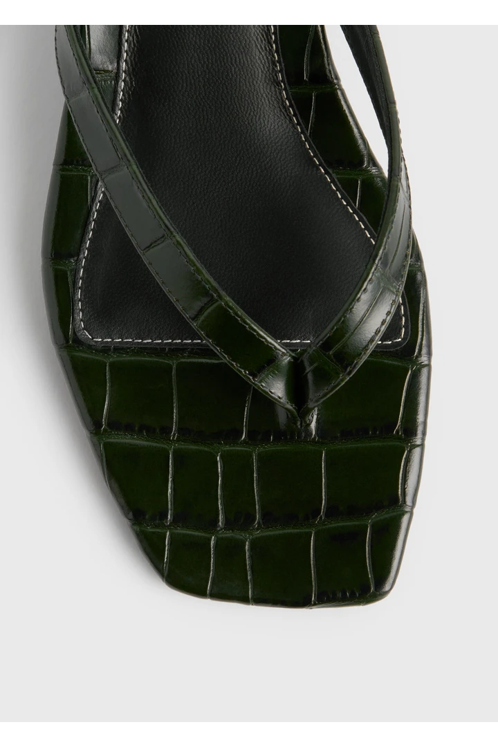 TOTEME 크로커 엠보스드 힐드 플립 플랍 다크 그린의 다크 그린컬러 4번쨰 이미지입니다.