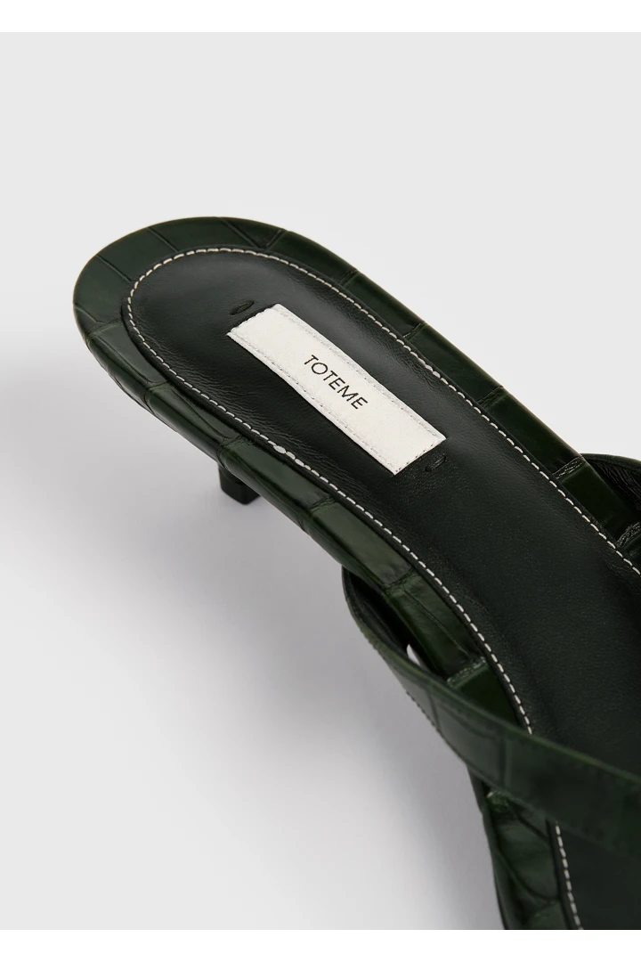 TOTEME 크로커 엠보스드 힐드 플립 플랍 다크 그린의 다크 그린컬러 5번쨰 이미지입니다.