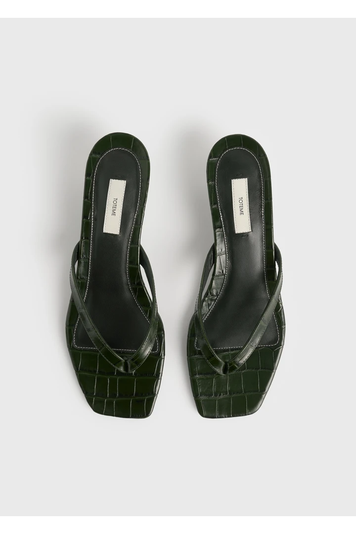 TOTEME 크로커 엠보스드 힐드 플립 플랍 다크 그린의 다크 그린컬러 6번쨰 이미지입니다.