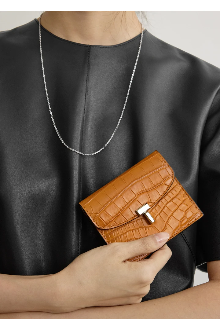 TOTEME 티 플랩 크로커 엠보스드 카드 홀더 탠저린의 탠저린컬러 1번쨰 이미지입니다.