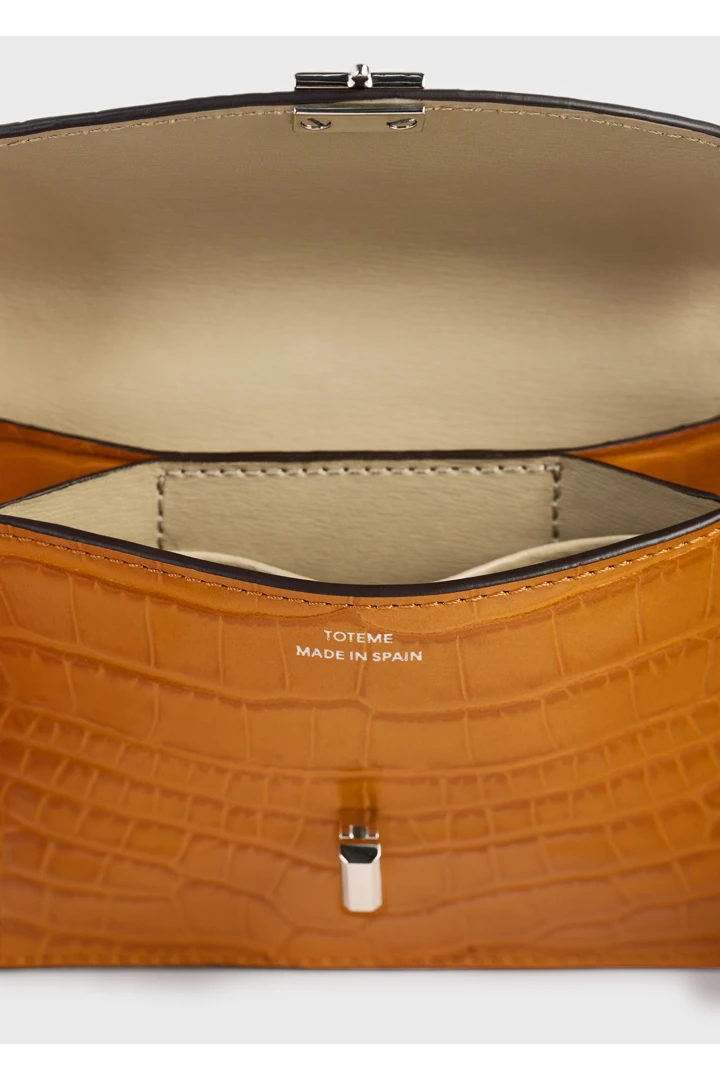 TOTEME 티 플랩 크로커 엠보스드 카드 홀더 탠저린의 탠저린컬러 4번쨰 이미지입니다.