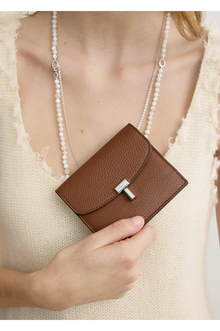 TOTEME 티 플랩 그레인 레더 카드 홀더 시에나의 시에나컬러 0번쨰 이미지입니다.