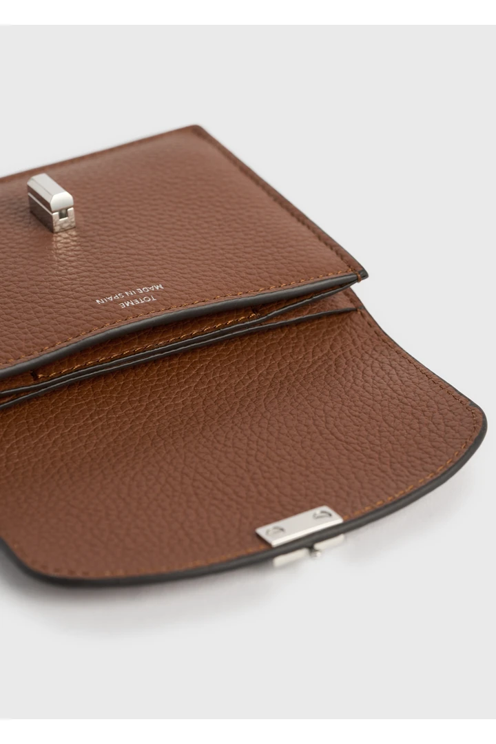 TOTEME 티 플랩 그레인 레더 카드 홀더 시에나의 시에나컬러 2번쨰 이미지입니다.