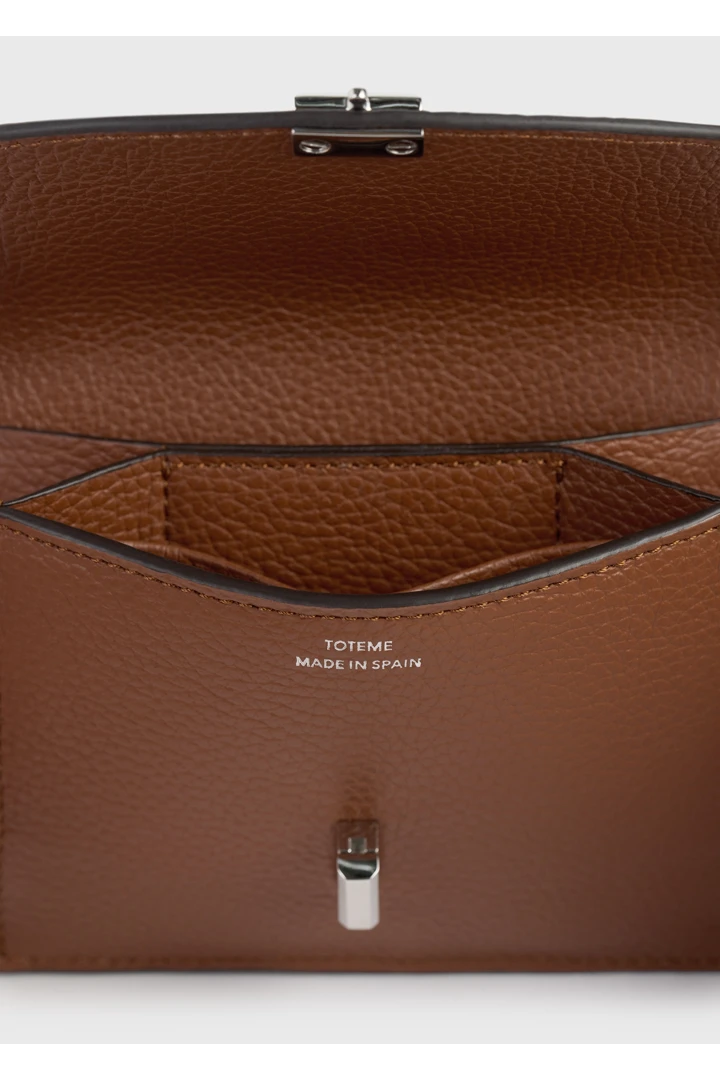 TOTEME 티 플랩 그레인 레더 카드 홀더 시에나의 시에나컬러 3번쨰 이미지입니다.