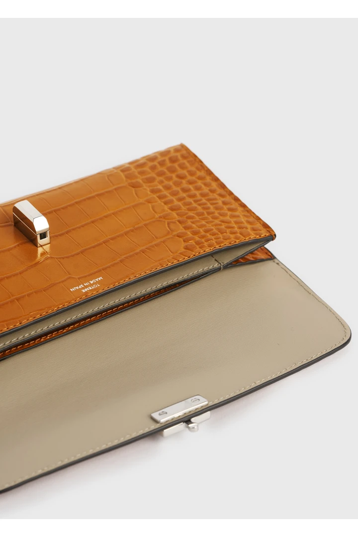 TOTEME 티 플랩 크로커 엠보스드 월렛 탠저린의 탠저린컬러 2번쨰 이미지입니다.