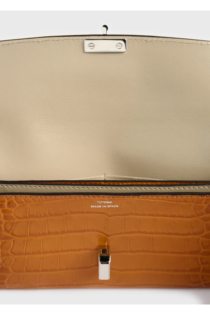 TOTEME 티 플랩 크로커 엠보스드 월렛 탠저린의 탠저린컬러 3번쨰 이미지입니다.