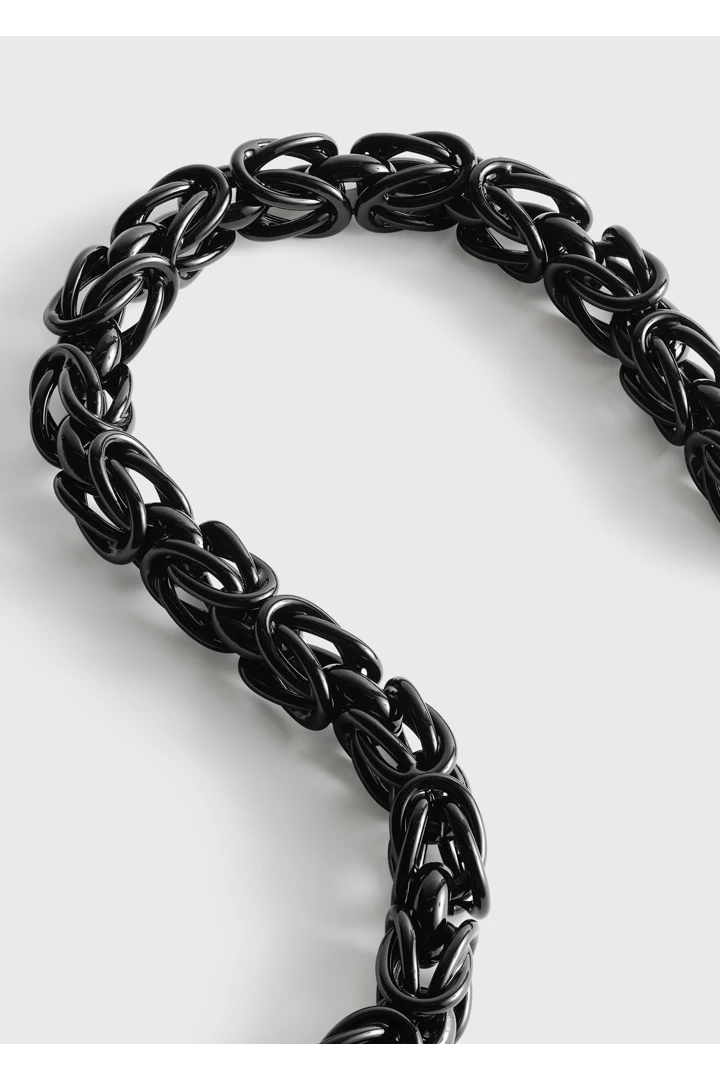 TOTEME 비잔틴 칼라 네크리스 블랙/골드의 블랙/골드컬러 4번쨰 이미지입니다.