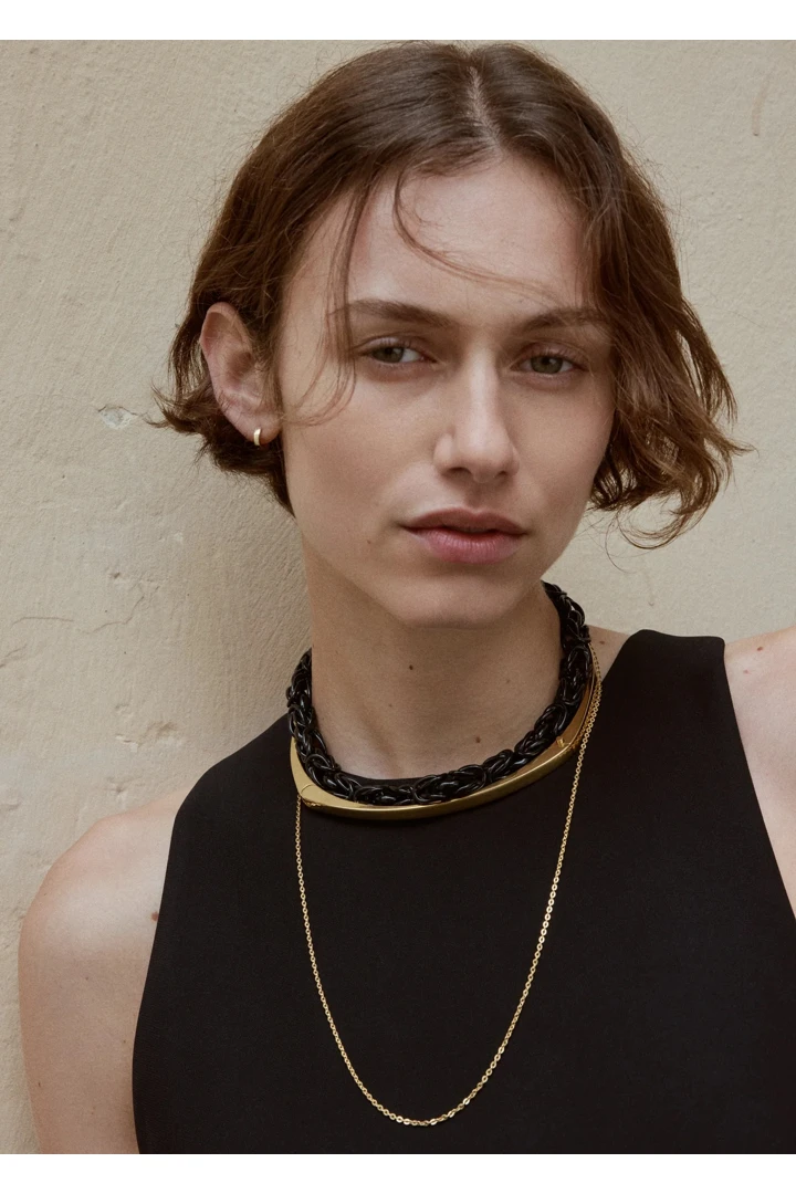 TOTEME 비잔틴 칼라 네크리스 블랙/골드의 블랙/골드컬러 1번쨰 이미지입니다.