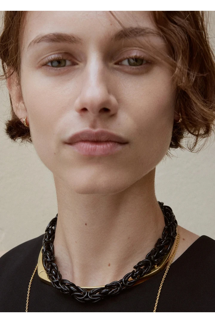 TOTEME 비잔틴 칼라 네크리스 블랙/골드의 블랙/골드컬러 2번쨰 이미지입니다.