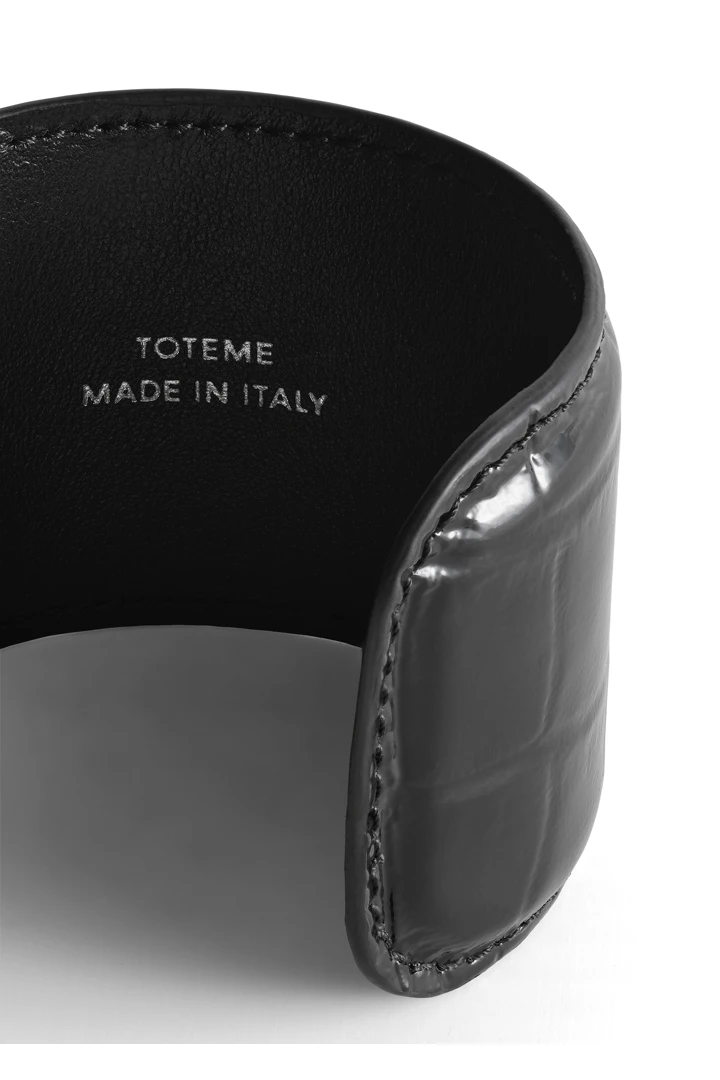 TOTEME 크로커 엠보스드 커프 블랙의 블랙컬러 5번쨰 이미지입니다.