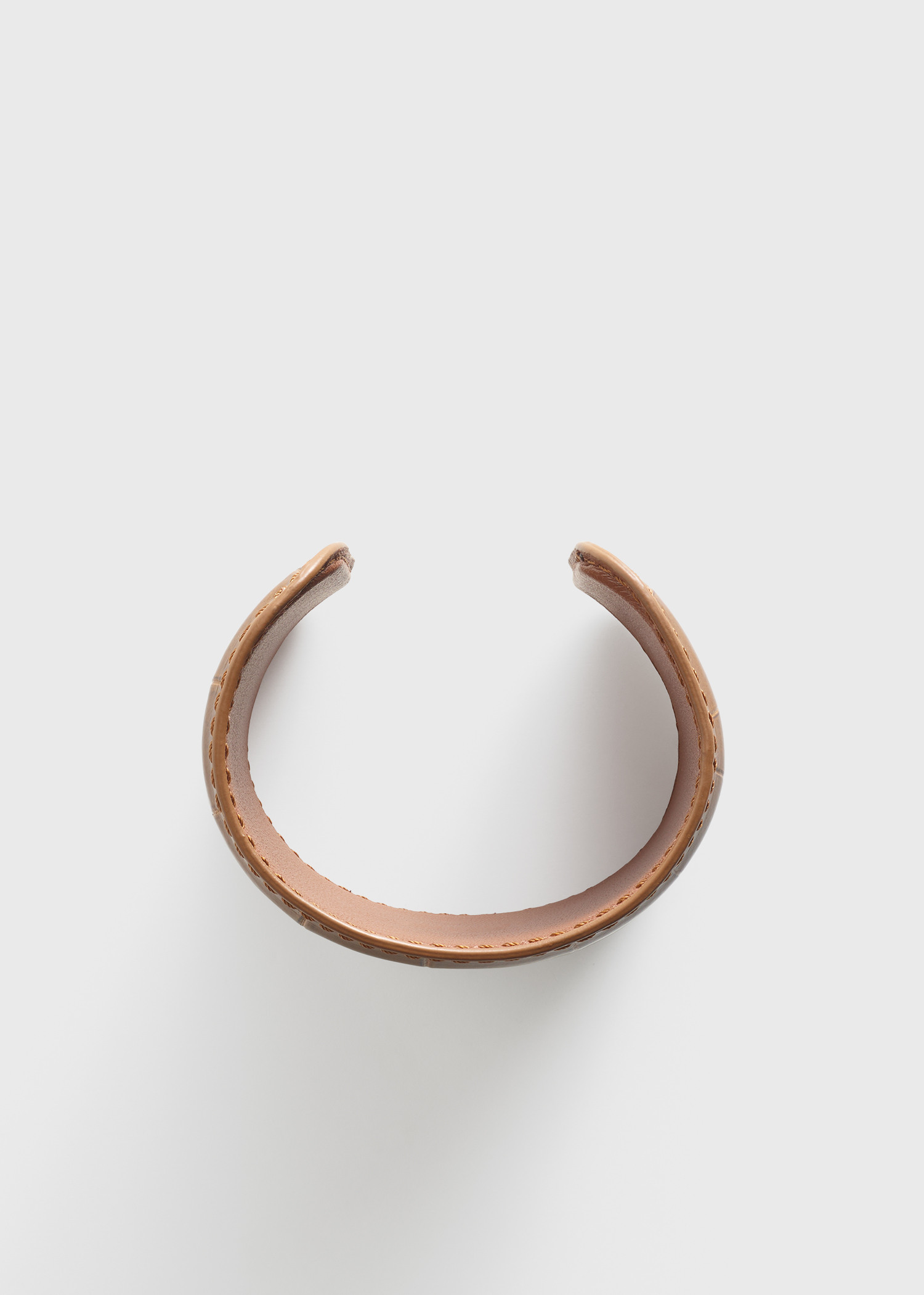 TOTEME 롱 크로커 엠보스드 커프 카멜의 카멜컬러 3번쨰 이미지입니다.