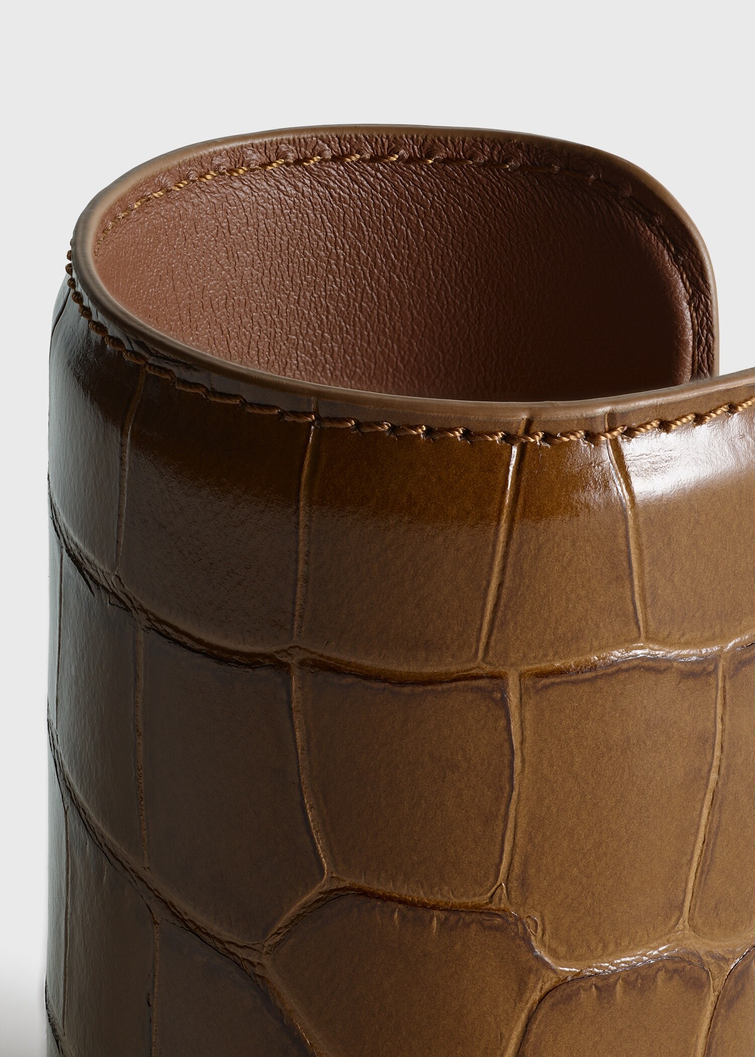 TOTEME 롱 크로커 엠보스드 커프 카멜의 카멜컬러 4번쨰 이미지입니다.