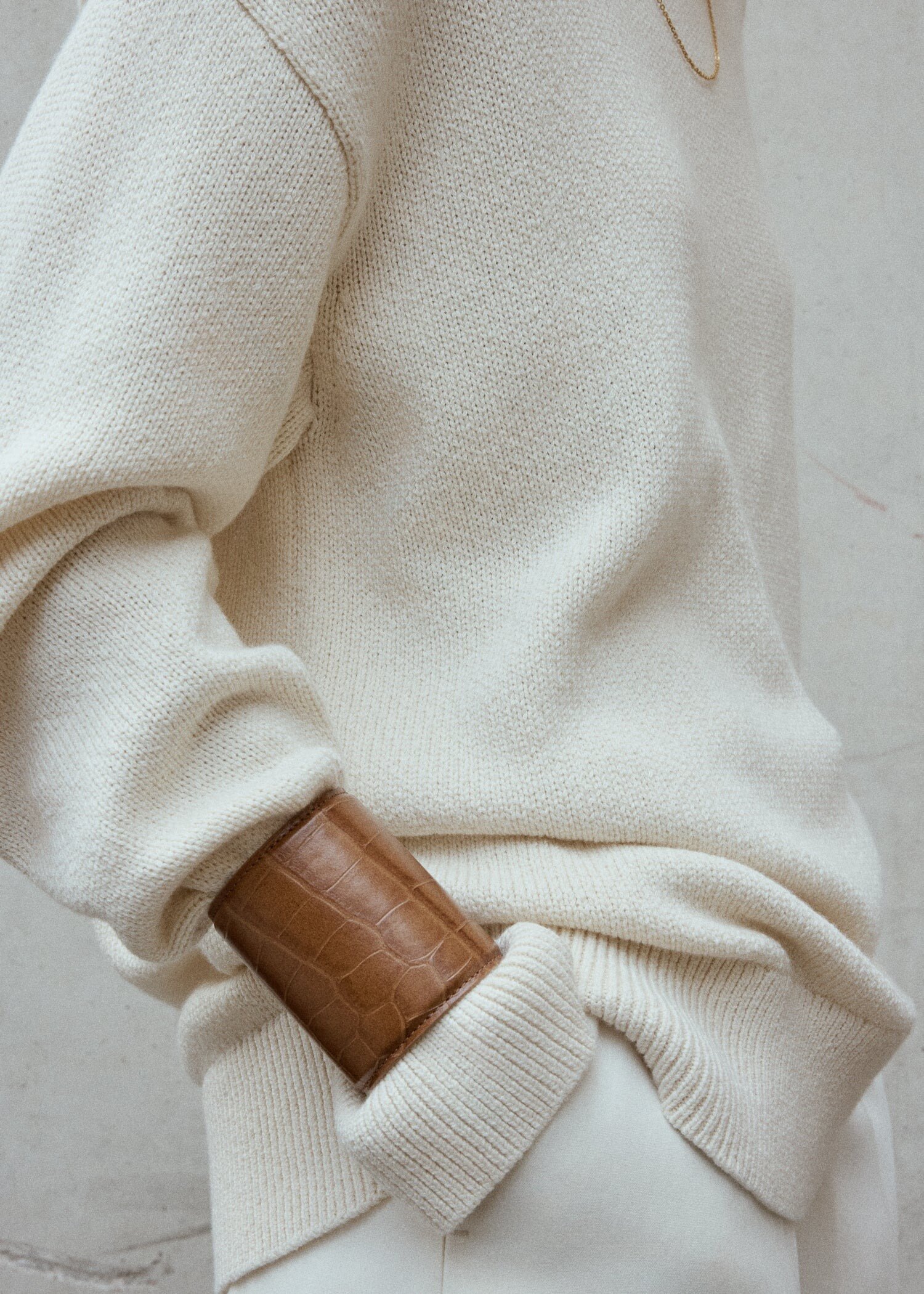 TOTEME 롱 크로커 엠보스드 커프 카멜의 카멜컬러 2번쨰 이미지입니다.