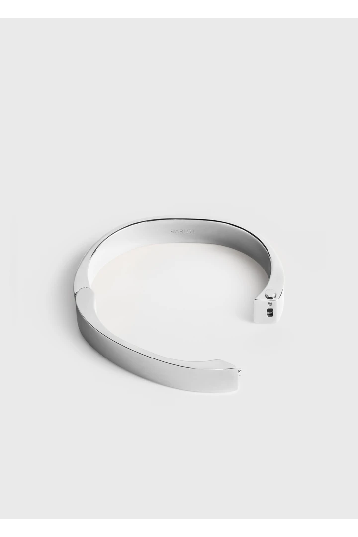 TOTEME 시그니처 브레이슬릿 실버의 실버컬러 3번쨰 이미지입니다.