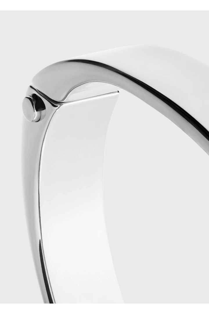 TOTEME 시그니처 브레이슬릿 실버의 실버컬러 4번쨰 이미지입니다.