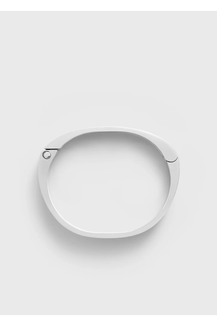 TOTEME 시그니처 브레이슬릿 실버의 실버컬러 5번쨰 이미지입니다.